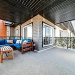 Bright Luxe Condo, Ac, Top Floor, King Bed, Balcony!