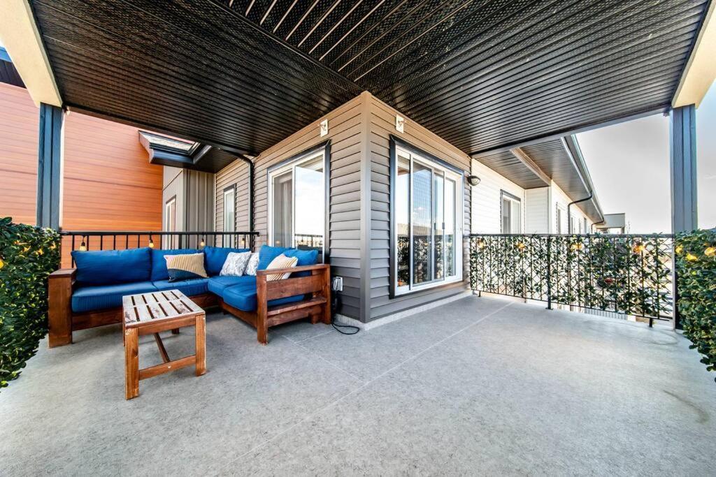 Apartment Bright Luxe Condo, Ac, Floor, King Bed, Balcony! *