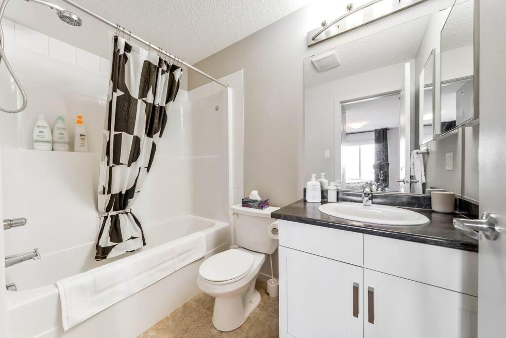 Apartment Bright Luxe Condo, Ac, Floor, King Bed, Balcony!