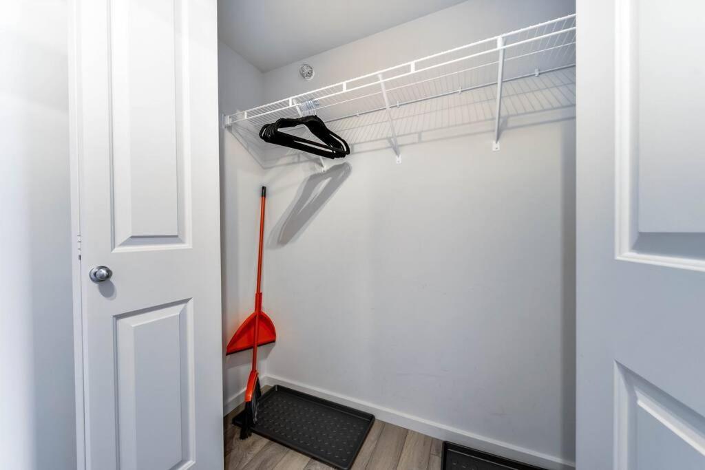 Apartment Bright Luxe Condo, Ac, Floor, King Bed, Balcony!